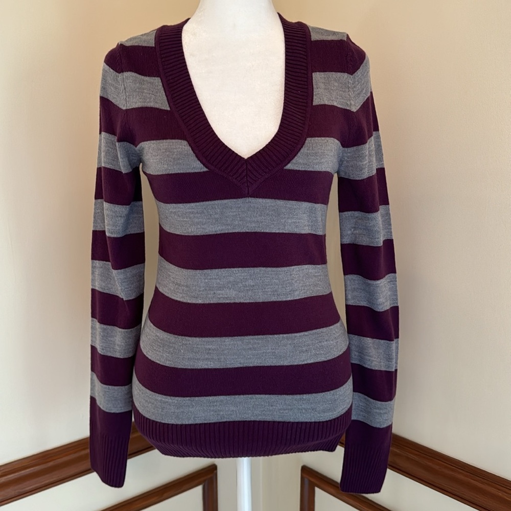 H&M Purple and Gray Striped V-Neck Sweater - Picture 5 of 11